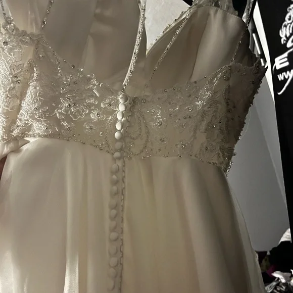 Brand new wedding dress with tags - Picture 4 of 4